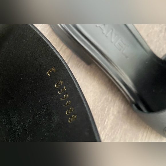 2023 CHANEL CHA NEL LOGO BLACK LEATHER FLAT SHOES SLIDES MULES - Picture 14 of 14